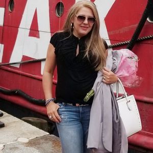 Meet your Posher, Claudia